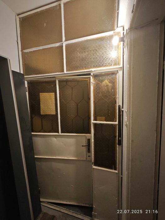 Метална врата с двойно отваряне