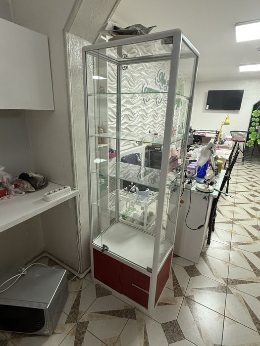 Продам шкаф стеклянный в отличном состояние