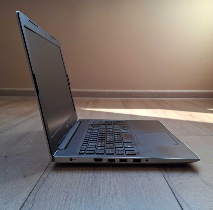 15.6' Dell Intel Core i5-8265u/12GB/AMD Radeon 520 2GB GDDR5/256GB SSD