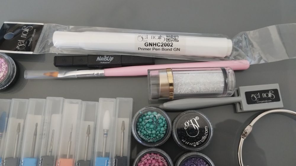 Vând  produse unghii