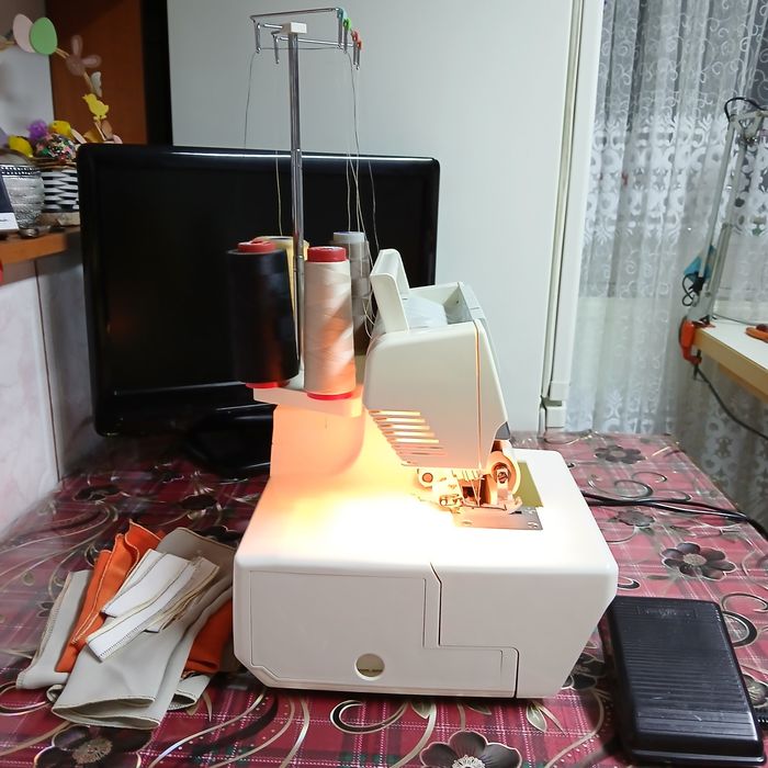 Masina de cusut si surfilat cu 2 ace PFAFF  HOBBYLOCK 4762