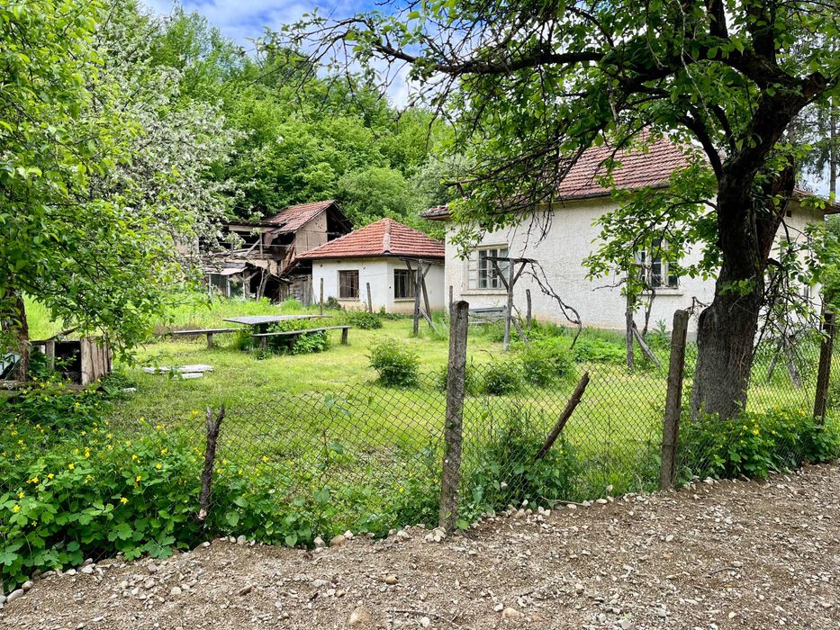 Продава се къща в село Рибарица