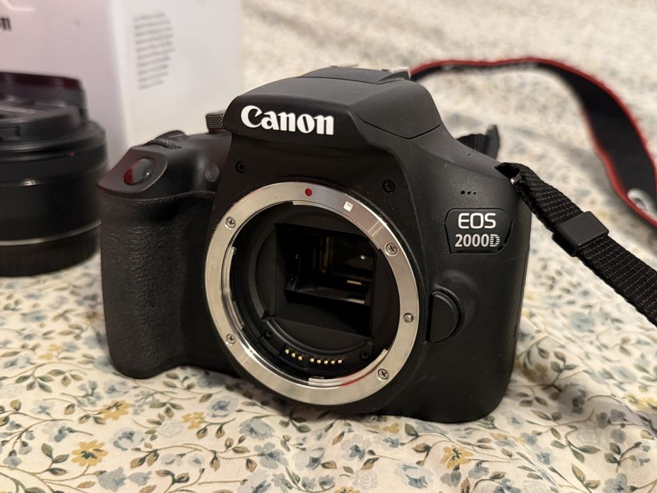 Canon eos 2000d dslr