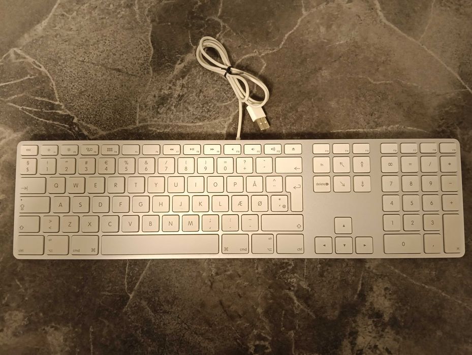 Vand Tastatura Apple mare A1243 cu parte numerica si fir conexiune USB