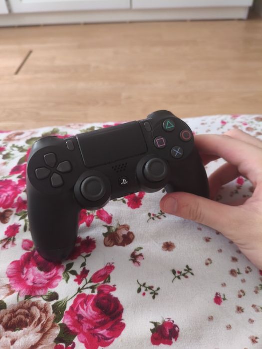 PS4 +  Gta 5 +  God of War 2018 + 3 Controllere PRET NENEGOCIABIL !