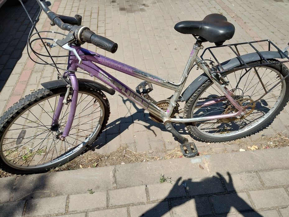 Se vinde bicicleta de dama cu cadru de aluminiu .