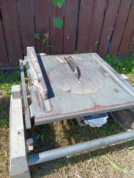 Fierăstrău circular cu masă (banc de tăiat)
