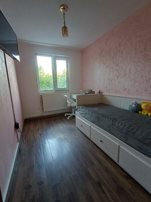 Vând Apartament cu 3 camere , etaj 1