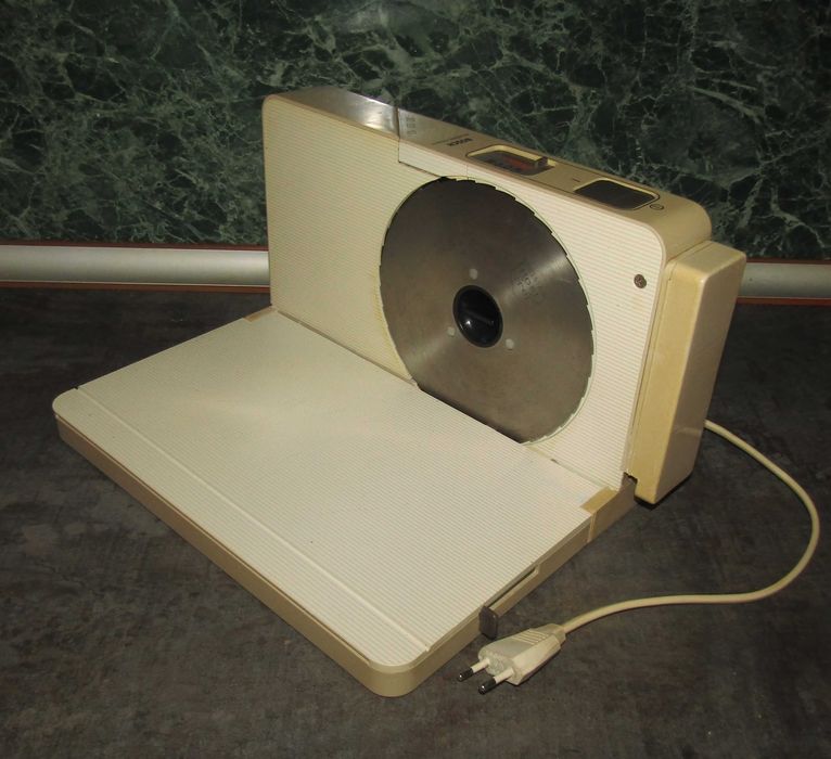 Електрическа машина за рязане на колбаси, хляб, сирена Bosch