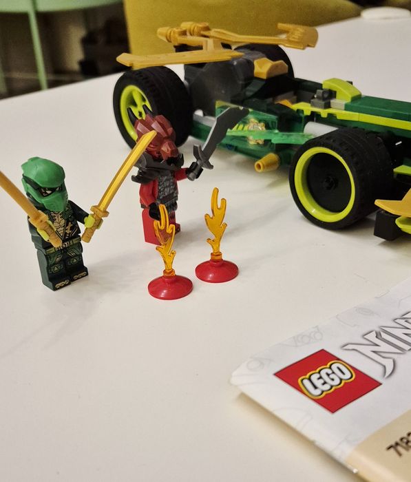 LEGO Ninjago - Masina de curse pull-back a lui Lloyd (71828)