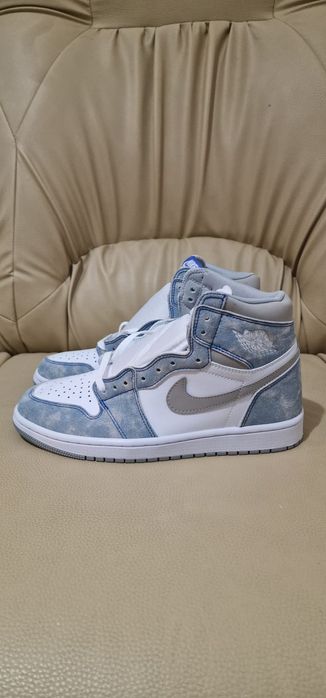 Jordan 1 Hyper Royale