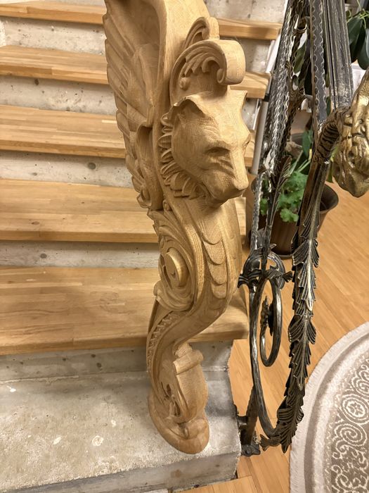 2 capitele sculptate din lemn in forma de leu din stejar masiv