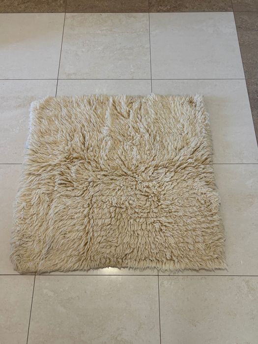 2 бели пухкави килими от естествена овча кожа – още с етикет.