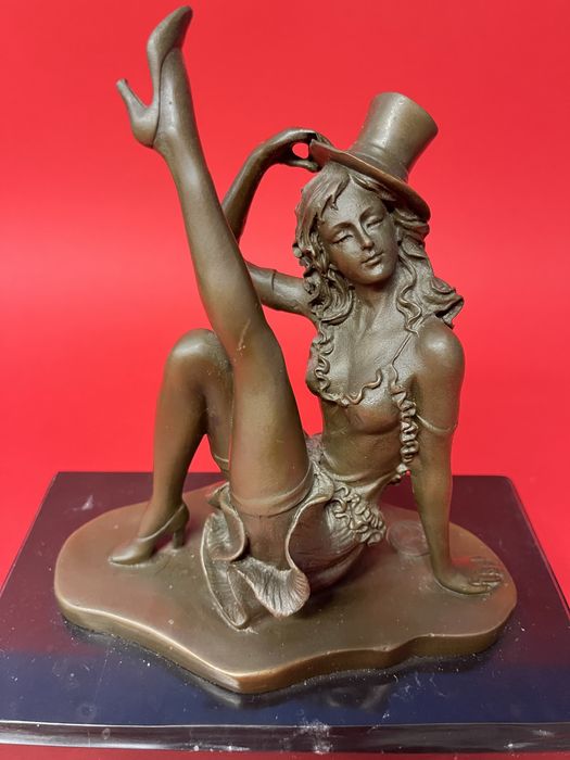 Бронзова статуя на дама-Танцьорка в кабаре