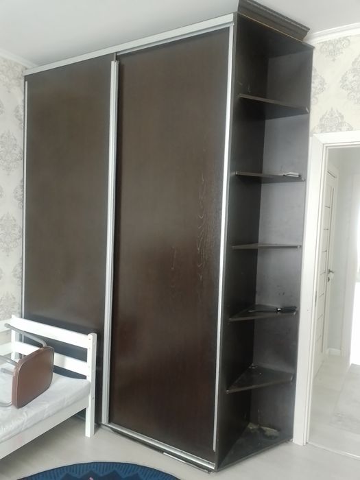 Шкаф, кровать, комод, детская кроватка, прихожка, стулья, дорожка