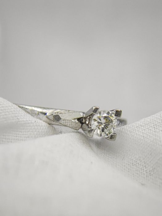 Пръстен от бяло злато с диамант