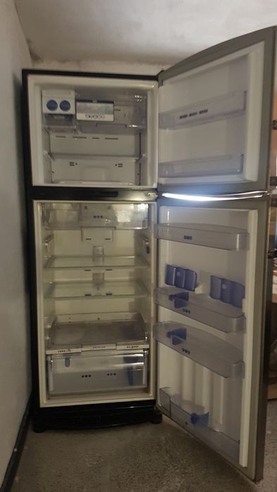 ХЛАДИЛНИК Whirpool с горна камера.Размери : 186/70/65.