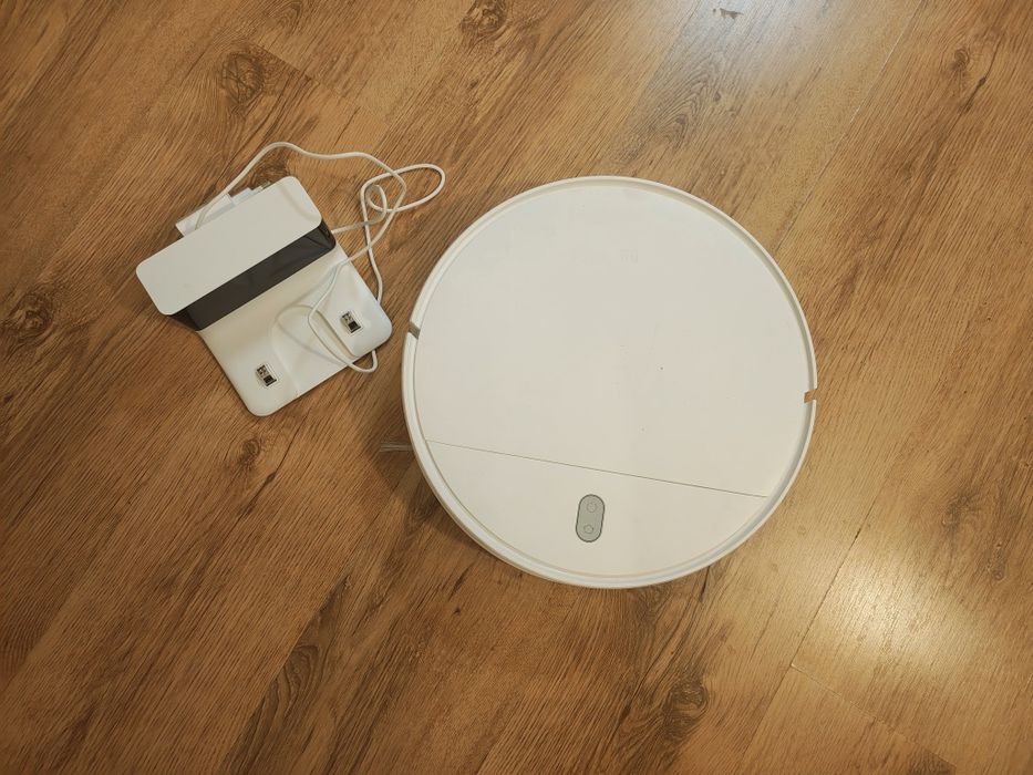 Продавам робот прахосмукачка Xiaomi mi robot vacuum essential  за части