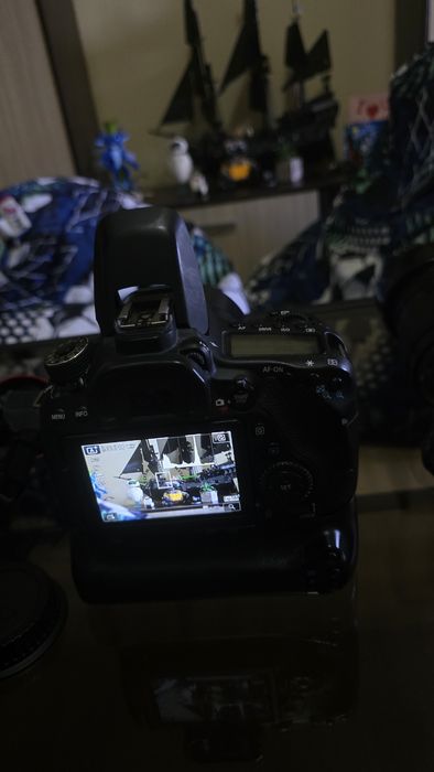 Canon EOS 80D + obiective Canon 18-135mm și 50mm + blitz Yongnuo