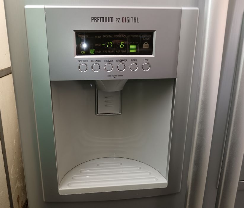 Frigider Side by Side LG, dozator apa, cuburi de gheata