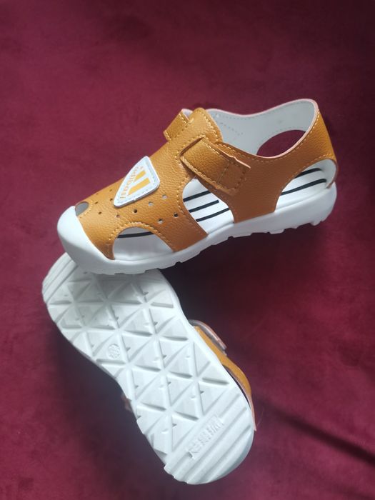 Нови детски сандали, подходящи и за момче и за  момче. .