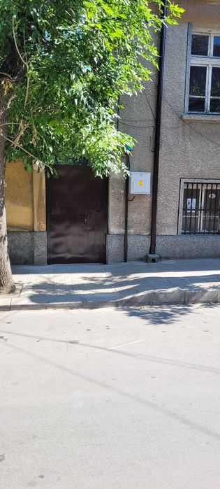 Двуетажна къща с двор