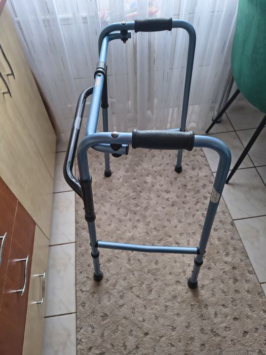 Cadru de mers pliabil.