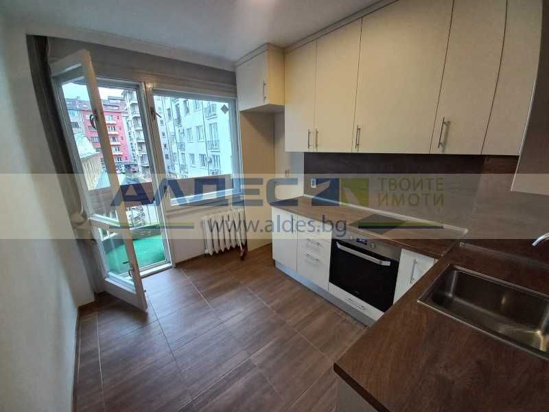 Дава се под наем Тристаен апартамент в София, Център - 110 кв.м за 900 € - Снимка #11