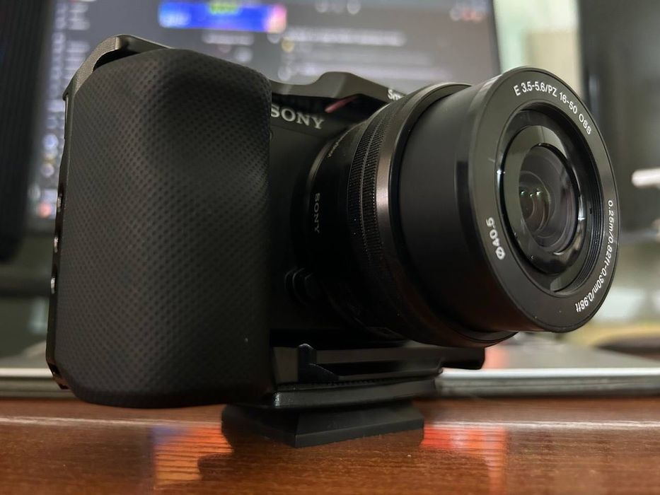 Sony ZV-E10 + Kit 16-50 + SmallRig Cage + Xotira kartasi