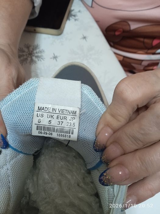 Кроссовки женские 37размер.