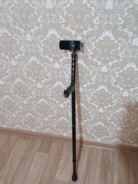 костыль с подлокотником