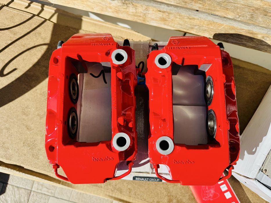 Спирачни апарати Brembo (4 бутални) чисто нови в кутии