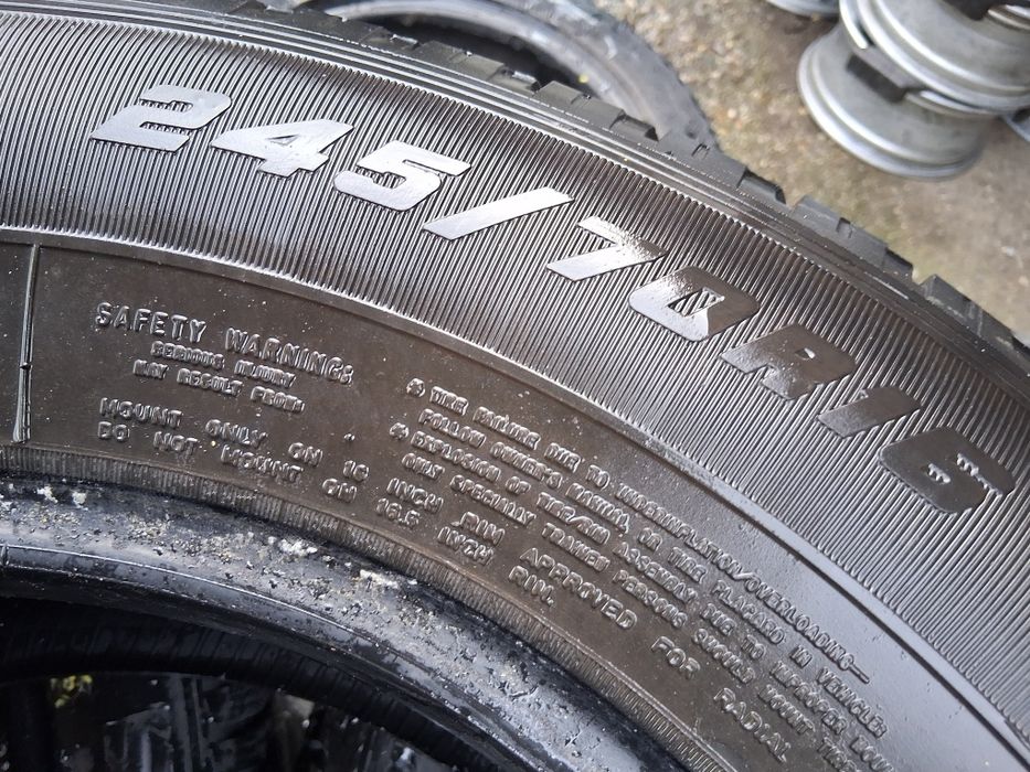 245 70 16 GOOD YEAR 2бр зимни за джип