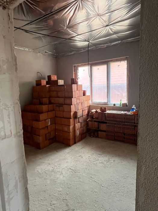 Casa de vanzare in rosu