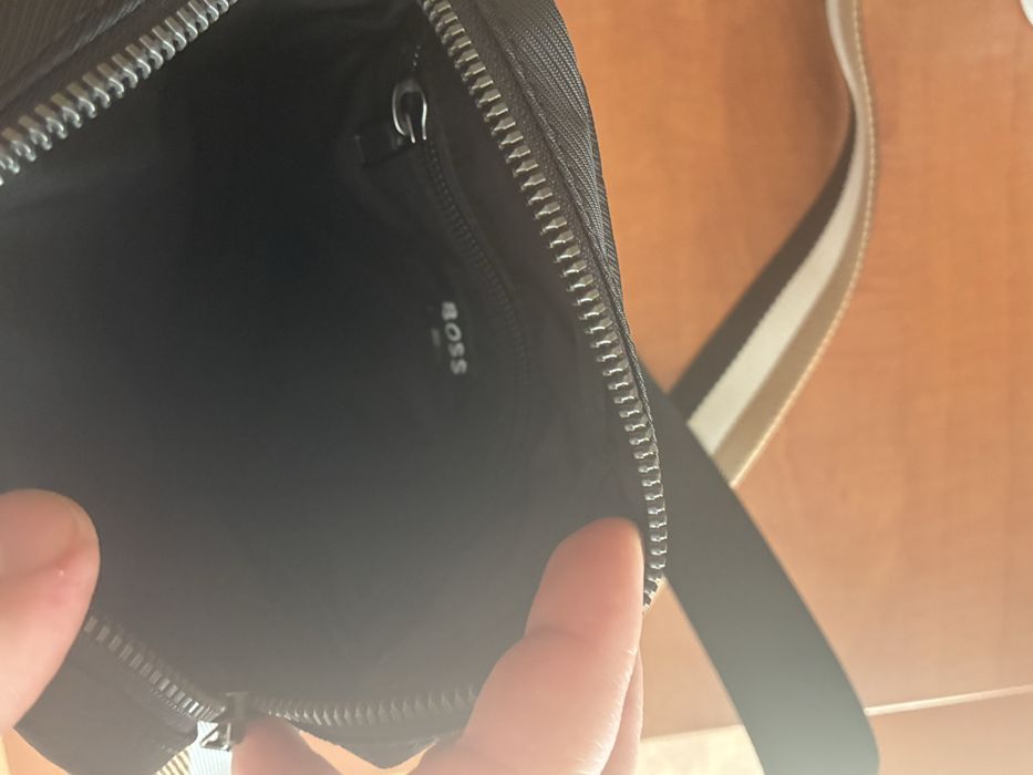 Boss чантичка мъжка като нова