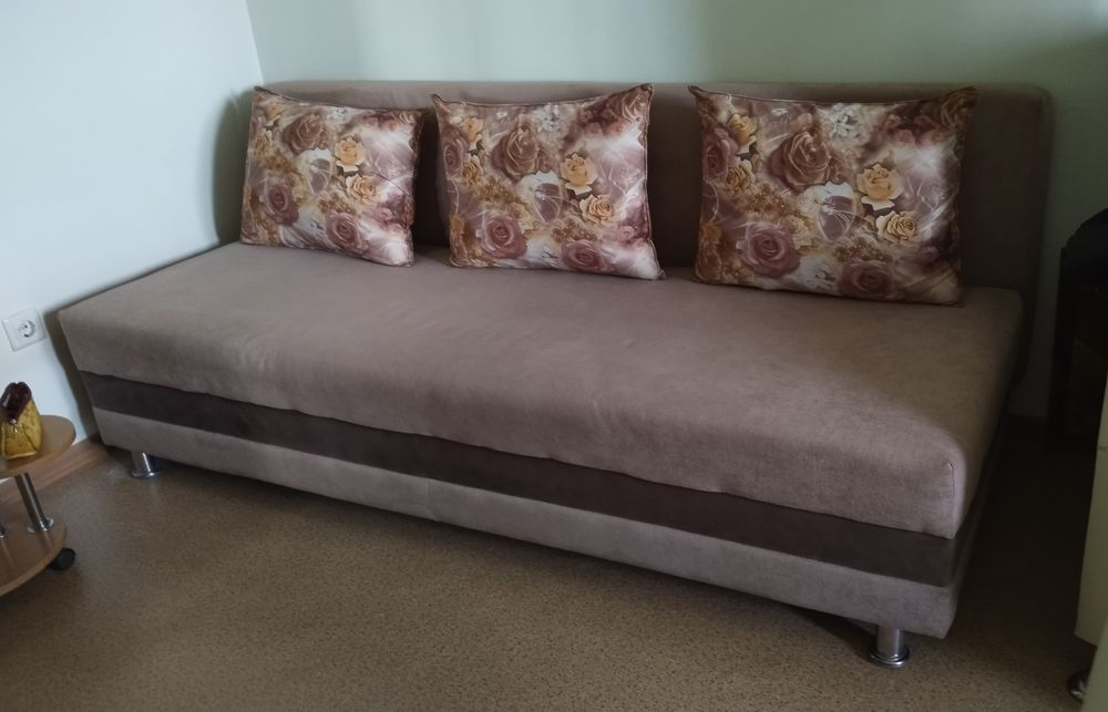Диван коричневого цвета, с подушками, б/у