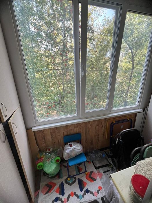 Продам 2 ком 2/5  р-н Голубого рынка