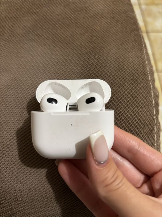 Продавам слушалки Apple AirPods Pro в добро състояние.
