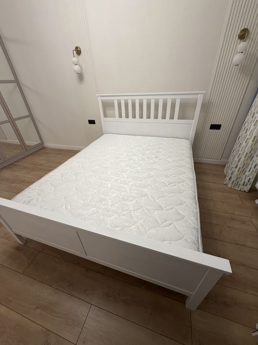 Кровать с матрасом