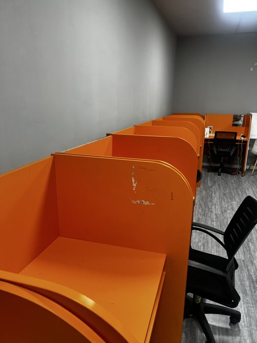 Стол и стулья для офиса