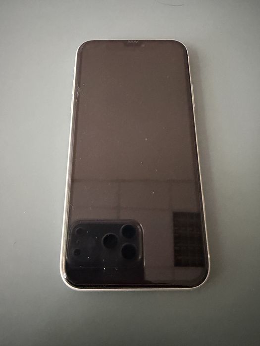 Apple iPhone 11 64GB – добро състояние