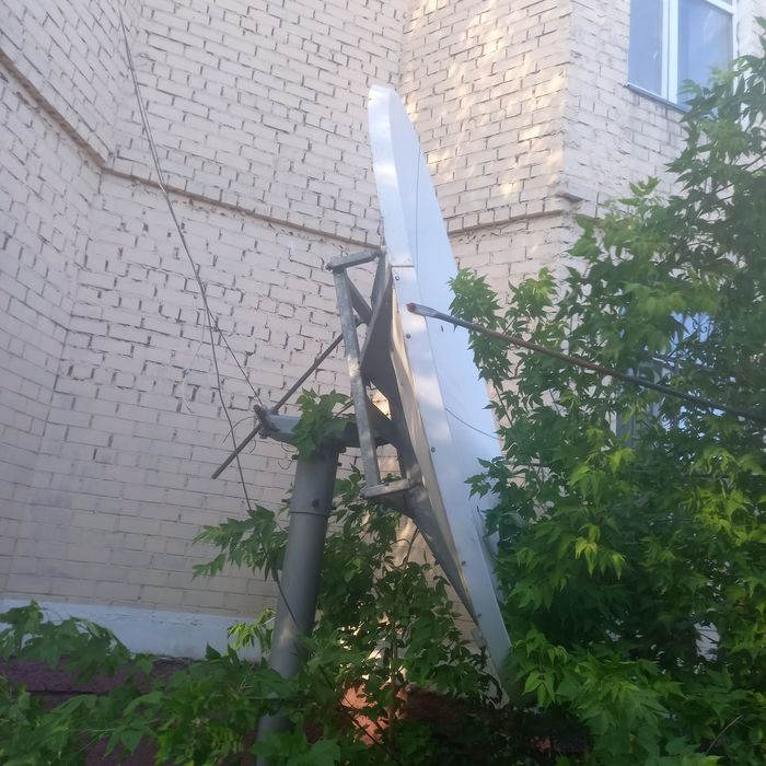 Параболическая спутниковая антенна