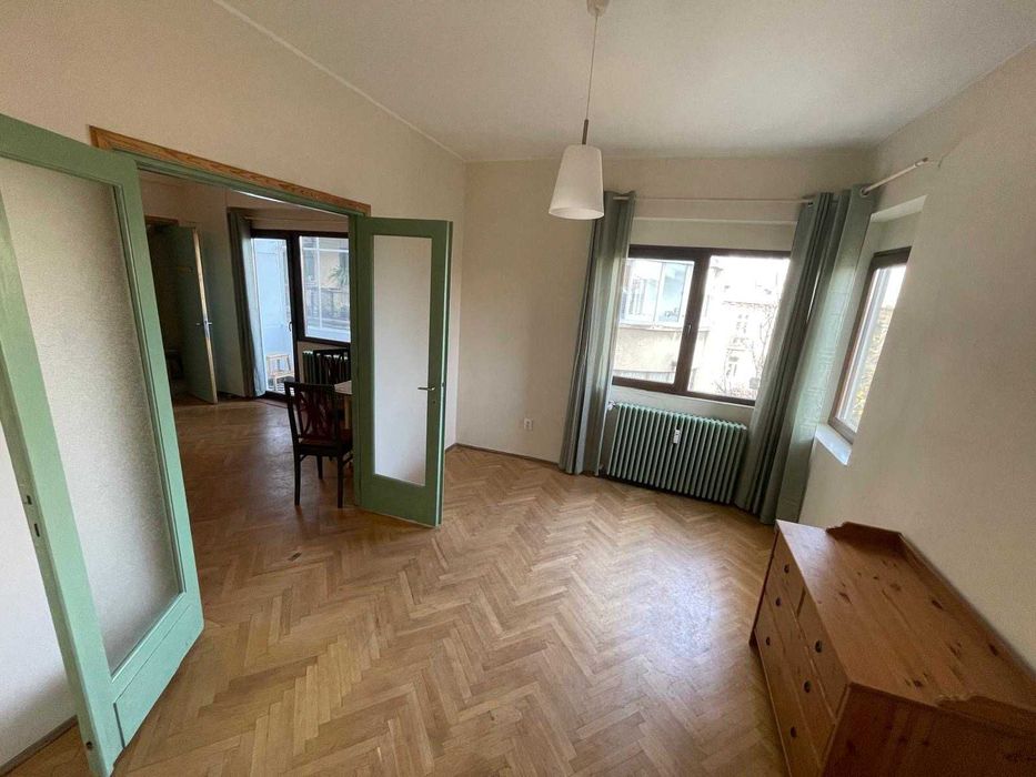 Apartament lângă Cismigiu cu farmec interbelic și liniștea unei curți