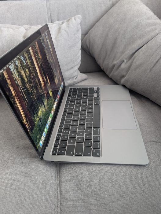 Лаптоп Macbook AIR 13 M1 2020 8GB 256GB SSD с добра батерия