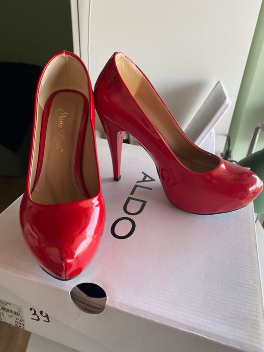 Червени обувки на ток / токчета