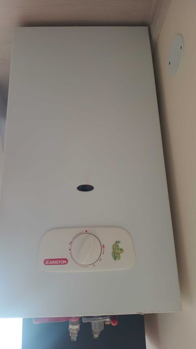 Vând convector și instant pe gaz .