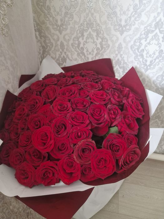 свежий букет из 71 розы