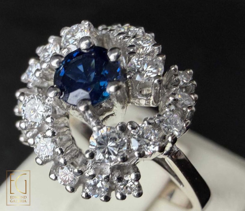 Inel din aur alb, decorat cu safir anturat de diamante