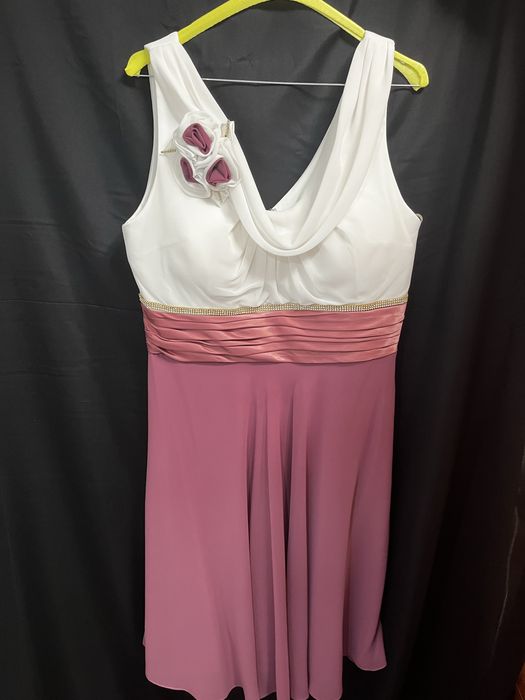Rochie elegantă bicoloră alb-roz cu aplicație florală