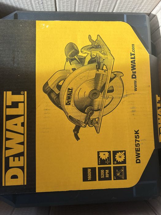 електрическият ръчен циркуляр DeWalt DWE575K
